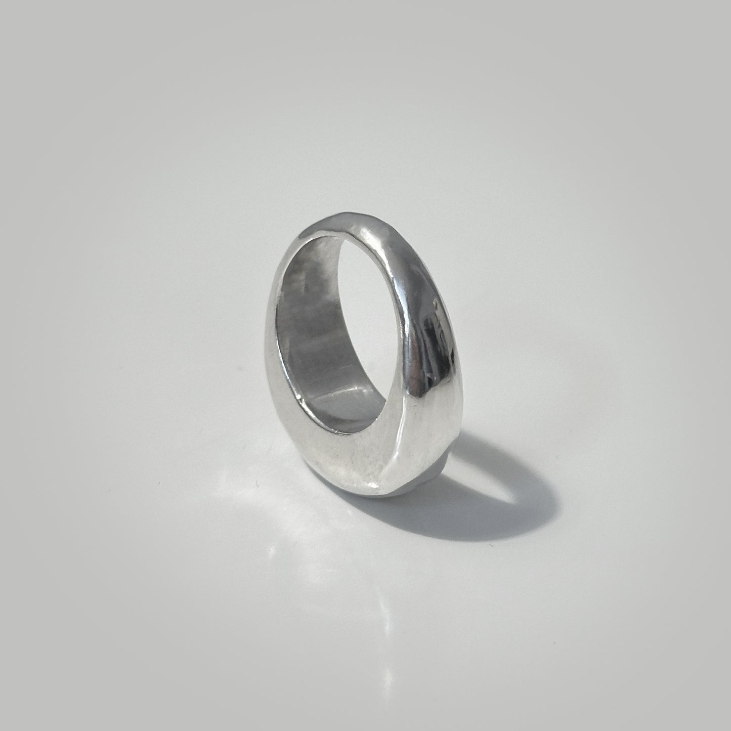 Minimal oval ring